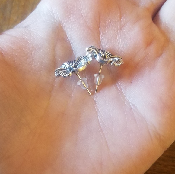 NWOT Gorgeous Silver Flower Stud Earrings - Picture 4 of 4